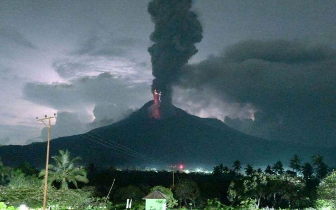 Emergenza eruzione vulcano in Indonesia